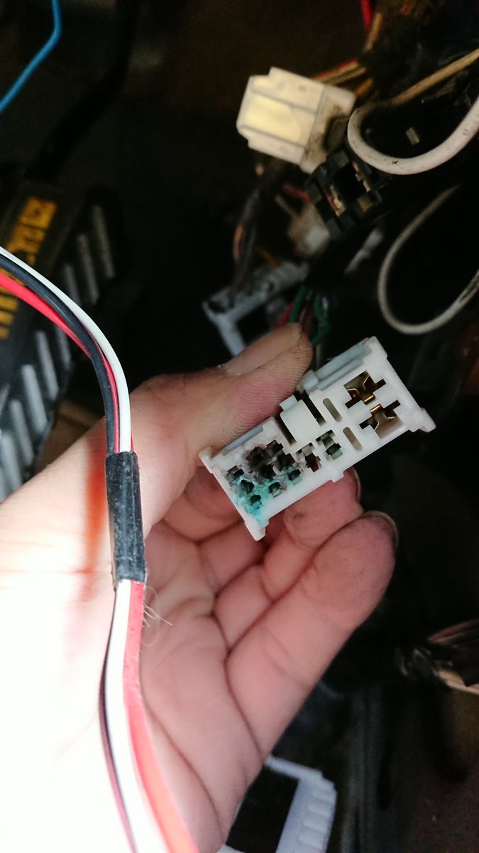 パル サン ﾐｽﾞｷ 日産系は要注意です タイヤハウス内のメインハーネス引き込みのゴムが裂けてる状態で放置するとメインハーネス伝って水やエンカルが入ってヒューズボックスとハーネスカプラ腐らせますので気をつけて下さい