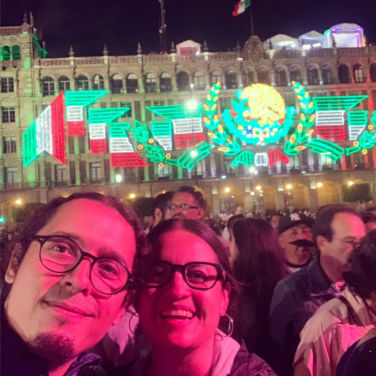 jgnaredo's tweet photo. Estamos en el zócalo.

Es el primer grito de @lopezobrador_.

Hay gente que, como en ningún otro grito, vino porque al presidente lo quiere y lo apoya y lo admira.

Ella y yo, y miles más, venimos por eso: porque por primera vez nos sentimos orgullosos del presidente que tenemos. https://t.co/amJVXUrY6i