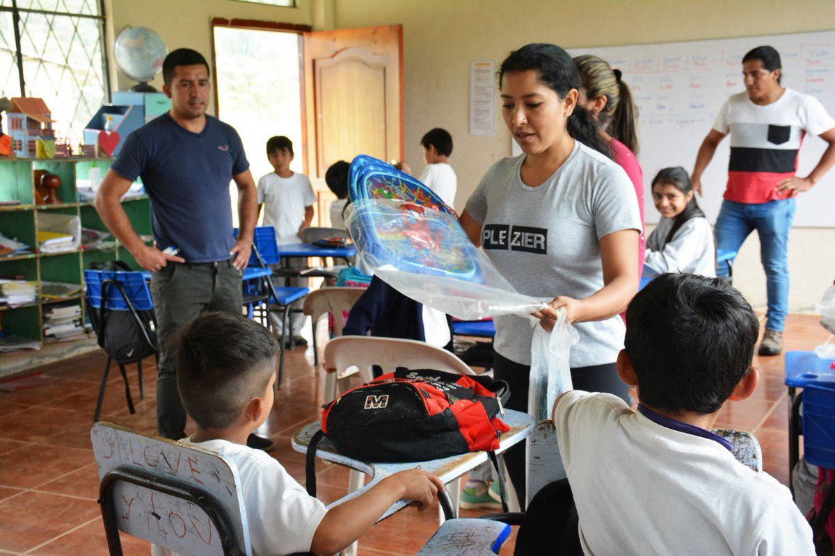 LadyHuertas3's tweet photo. La Viceprefectura de la Provincia de Zamora Chinchipe, con la campaña "DONA TU MOCHILA" sembramos bondad para cosechar SOLIDARIDAD.
Los Niños de las parroquias de Palanda, nos llenaron de sencibilidad, con la alegría que recibieron un granito de amor. https://t.co/Vjcp6yiCj5