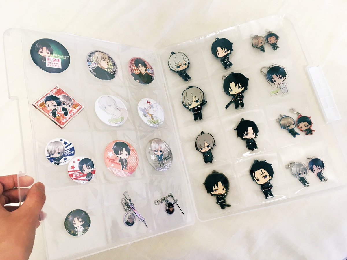 サケ 次は3月 買ったグッズはしまった後も見やすくしたい派なんだけど ラバストと缶バッジの保管方法はついに完成を見た ここにセリアのマイコレ収納リフィルとa4ラージのファイルケースがあるじゃろ これをこうして 端をぶったぎる こうじゃ