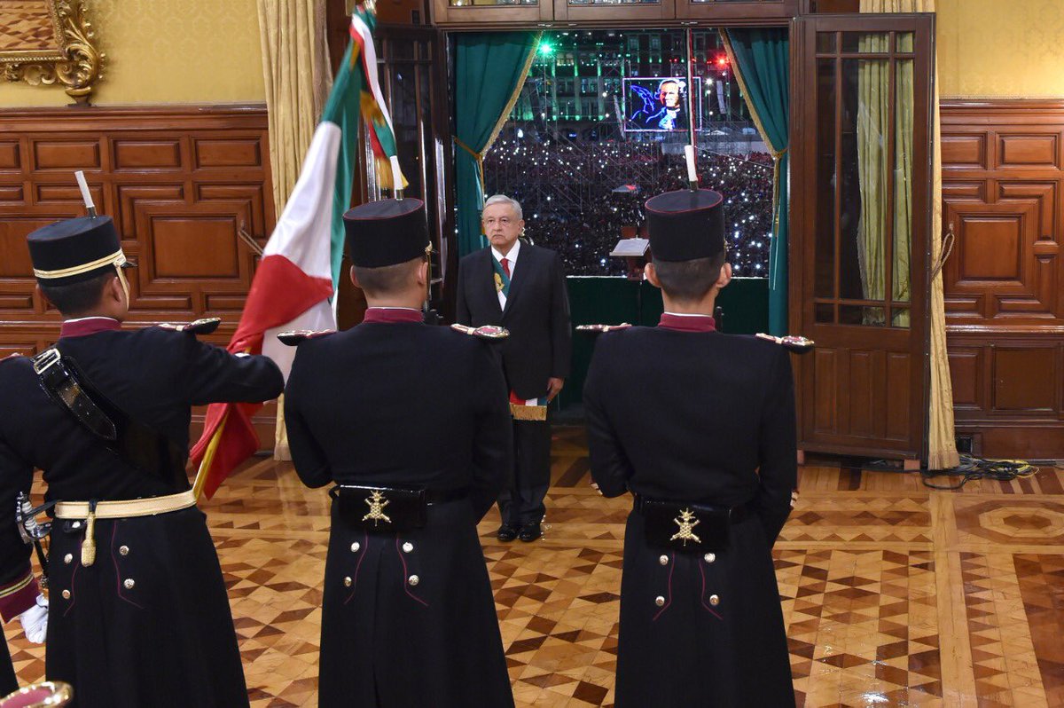 rosaicela_'s tweet photo. Un orgullo que el #PresidenteDeMéxico, @lopezobrador_, enarbole nuestro lábaro patrio para conmemorar el 209 aniversario del #GritoDeIndependencia https://t.co/QBwu4KFhmg