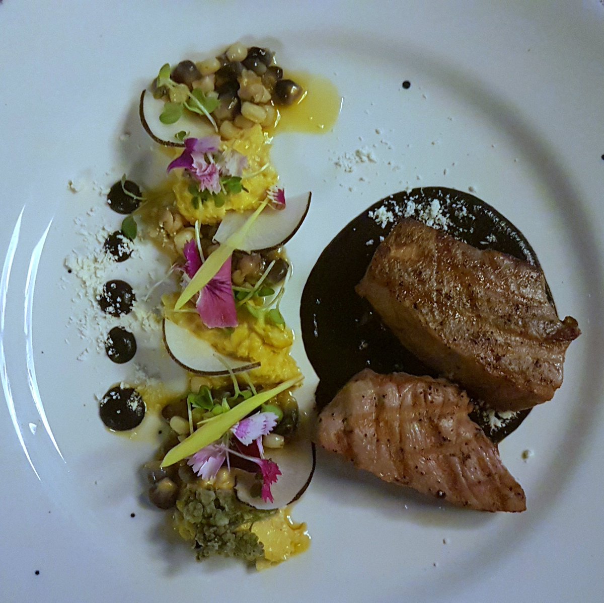 Atún aleta azul sellado, acompañando de mole de huitlacoche y maíz martajado <a href="/CasaMadero/">Casa Madero</a> Merlot, ¡Riquísimo!

#FestivalGourmetBarcelo