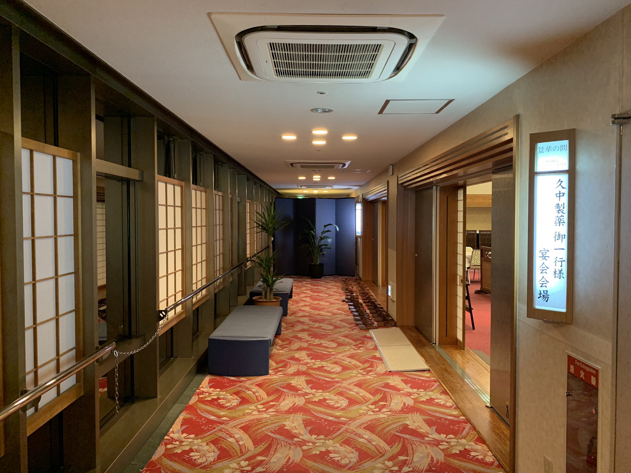 リジス 華翠苑ゾンビランドサガプレミアム宿泊プランのここがすごい 食事会場の入り口にはなんと 久中製薬御一行様 の看板が設置 一般客の食事時間の終了後の掲示 食事のおしながきがゾンビランドサガコラボ 料理は佐賀牛のしゃぶしゃぶなど地元 リジス 華翠苑ゾンビランドサガプレミアム宿泊プランのここがすごい 食事会場の入り口にはなんと 久中製薬御一行様 の看板が設置 一般客の食事時間の終了後の掲示 食事のおしながきがゾンビランドサガコラボ 料理は佐賀牛のしゃぶしゃぶなど地元