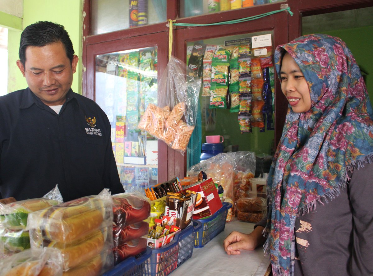 BaznasJabar's tweet photo. [PEMBERDAYAAN KAMPUNG MANDIRI – Program #JabarMandiri] 

BAZNAS Jabar memberi bantuan sebesar 30 juta melalui koperasi yang dibentuk dan diberikan kepada masing-masing penerima manfaat sebanyak 30 orang.

#BAZNASJabar https://t.co/0gIEVEihiP