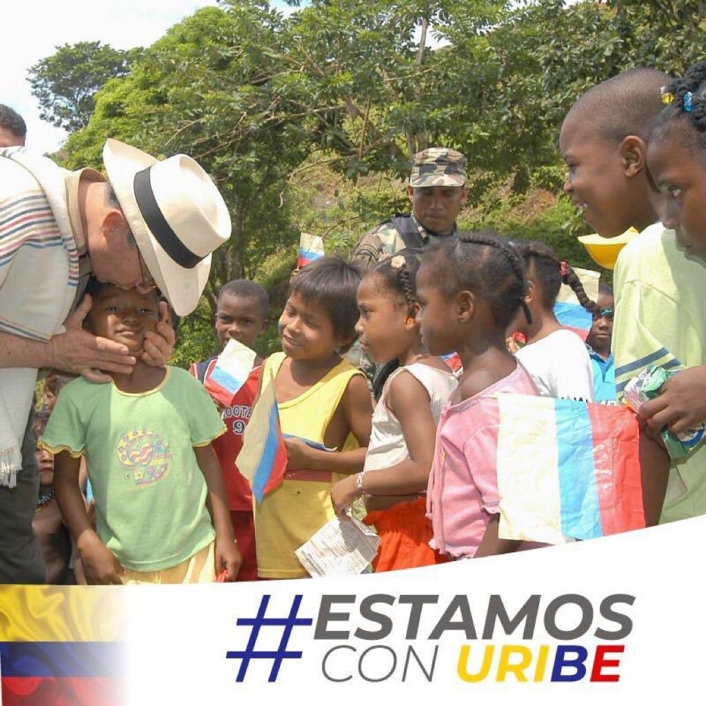 ivelciperez1's tweet photo. #EstamosConAlvaroUribeVelez, le devolvió a la niñez la esperanza de construir un futuro mejor 💪💛💙❤️#GrandeUribe, #MiApoyo🤝🦈#LabP https://t.co/EqRFYNZuyg