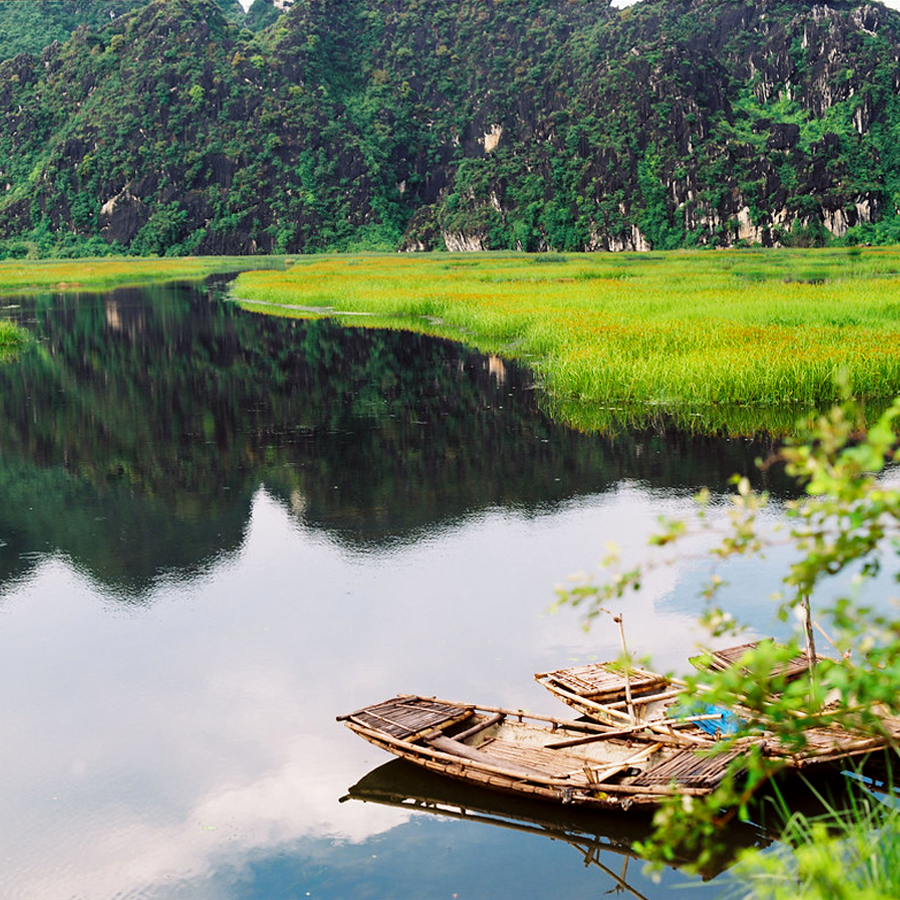 MyanmarTouching's tweet photo. Van Long Swamp is 80km from Hanoi Capital and the biggest natural wetland conservation in Red River Delta which is located in Ninh Binh Province. 
#ninhbinh #vietnam https://t.co/E08sTE6BKF