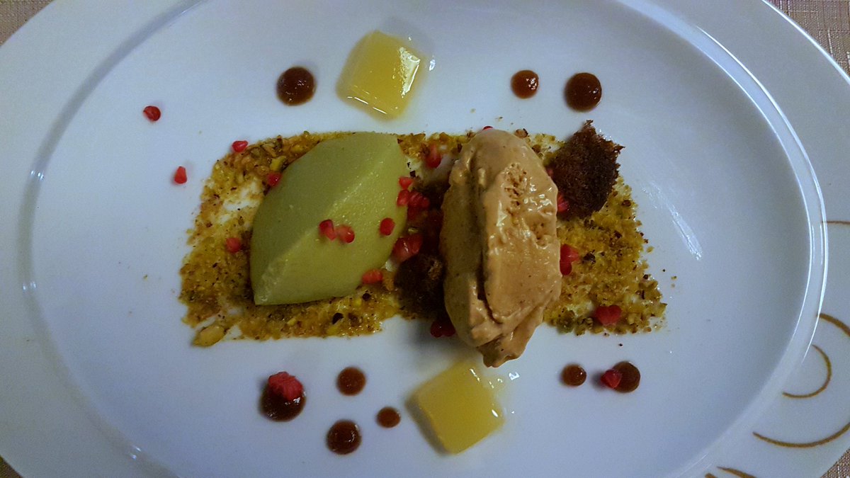 Mousseline de aguacate con pistache, gelificación de naranja silvestre, acompañado con helado de mole artesanal y salsa de zapote negrov con un@CasaMadero Malbec

#FestivalGourmetBarcelo