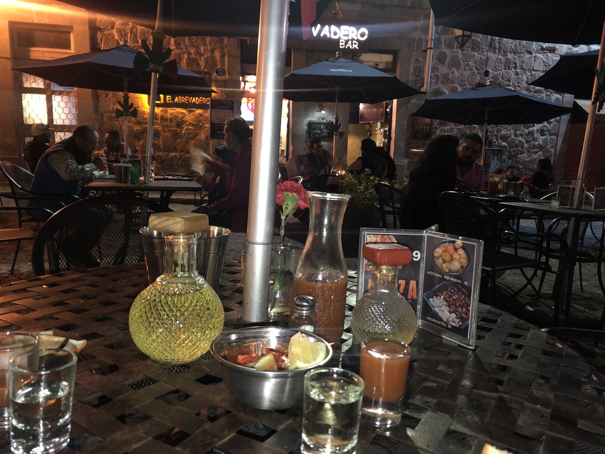 AbrevaderoM's tweet photo. Viva el #Mezcal viva el #Tequila vivan las #Cervezas viva todo lo que nos ponga bien 👍 mexicanotes
Jálate a #TuBar aquí tenemos todo para ponernos una buena pedota.
Estamos frente a la fuente de las #Tarascas https://t.co/DH3XungEoA