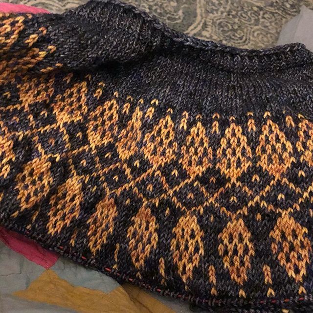 Here they are in all their Hoppy Blonde glory! Thirty-five all told, standing out nicely against Quill as the background. #humulussweater #hazelknits #handknit #handknitsweater #colorworkknitting #colorworksweater #knitstagram #knittersofinstagram #memade ift.tt/2QegLLf