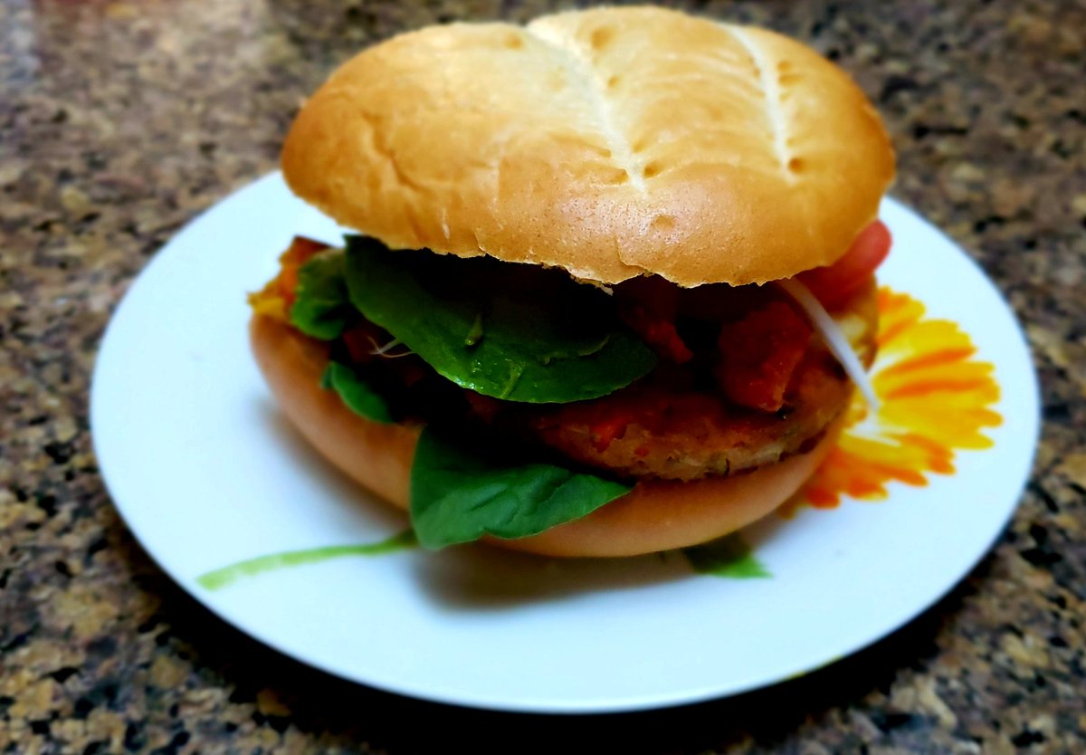 SandyKulkarnee's tweet photo. Nothing is impossible, when you try your best! This is my homemade Spicy #masalaburger #MeatlessBurger that turned out better than any #BeyondMeat or #impossibleburger #Healthy and #yummyfood https://t.co/BjJhodFeTb