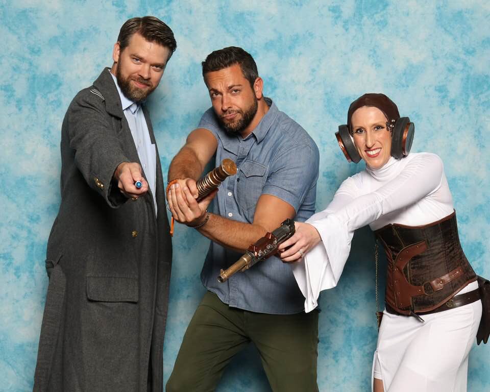 WhoElseButTrav's tweet photo. Action packed weekend at #rosecitycomiccon plus 9 hr drive there and back. Had a great conversation with the very kind @ksorbs. #ChristopherEccleston had one the best and most candid panels I’ve heard to date and #zacharylevi was the https://t.co/yP5ULbR1Ho 🙏 all! #RCCC #RCCC19 https://t.co/56pzQXE3C8