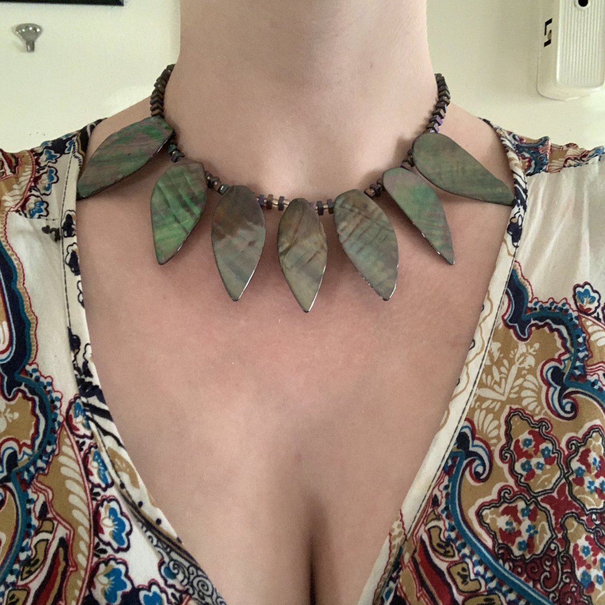 MacateeC's tweet photo. Leaf Goddess Choker Necklace 🍃 👸
- Elastic cord with shell leaf pendants, hematite stone matte squares, and clear beads.
- $12.50
https://t.co/AJeE2bgvJT
#necklace #choker #shellleaf #hematitestone #elasticcord #goddess #jewelry https://t.co/FTQK8w3amB