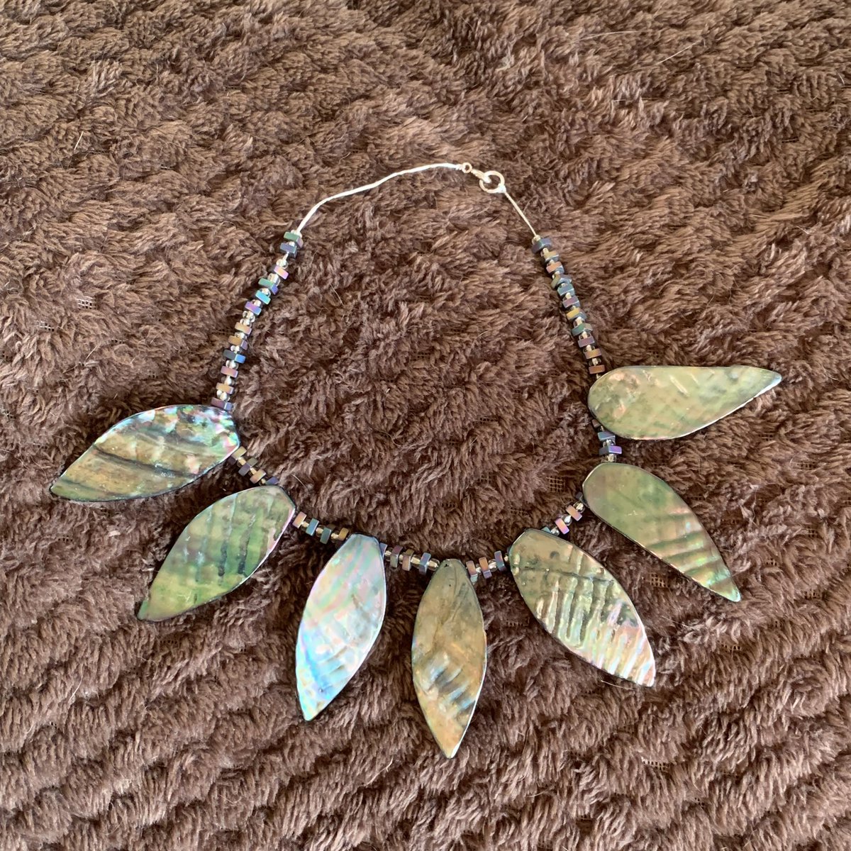 MacateeC's tweet photo. Leaf Goddess Choker Necklace 🍃 👸
- Elastic cord with shell leaf pendants, hematite stone matte squares, and clear beads.
- $12.50
https://t.co/AJeE2bgvJT
#necklace #choker #shellleaf #hematitestone #elasticcord #goddess #jewelry https://t.co/FTQK8w3amB
