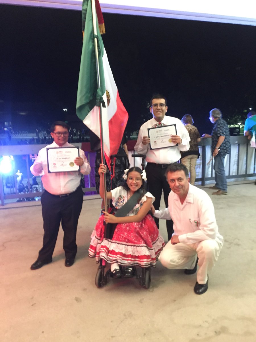 cgarciadealba's tweet image. Agradezco profundamente a Milagrito,Ives y Alexis,jóvenes con Capacidades Especiales, y a sus orgullosos padres mexicanos,por haber integrado “La Escolta a la Bandera” que me acompañó a dar “El Grito” esta noche en ⁦@SanBernardocl⁩ Indescriptible su amor y pasión por México