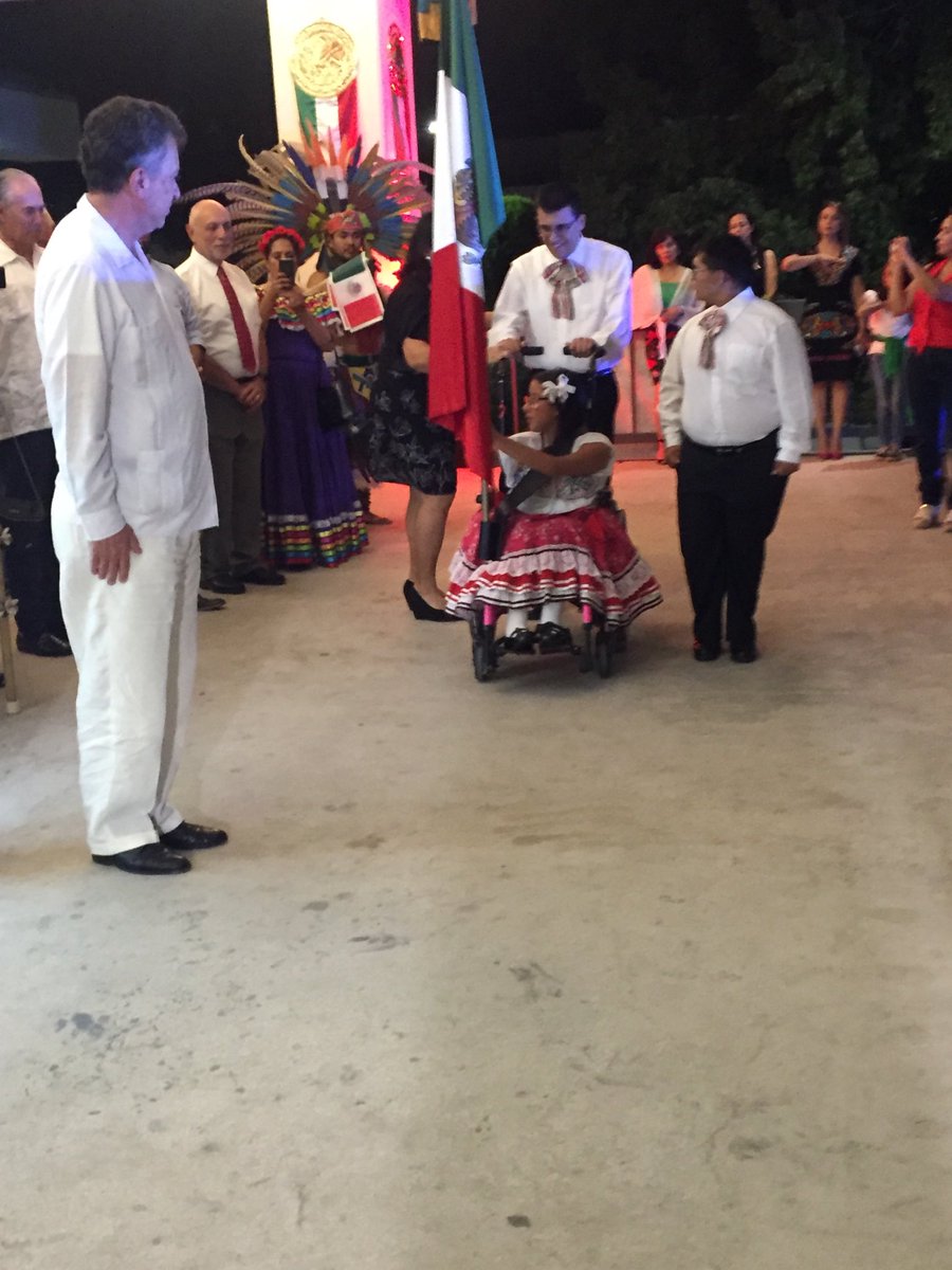 cgarciadealba's tweet image. Agradezco profundamente a Milagrito,Ives y Alexis,jóvenes con Capacidades Especiales, y a sus orgullosos padres mexicanos,por haber integrado “La Escolta a la Bandera” que me acompañó a dar “El Grito” esta noche en ⁦@SanBernardocl⁩ Indescriptible su amor y pasión por México