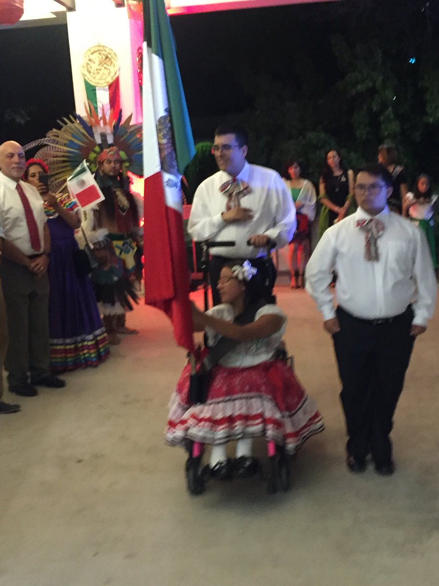 cgarciadealba's tweet image. Agradezco profundamente a Milagrito,Ives y Alexis,jóvenes con Capacidades Especiales, y a sus orgullosos padres mexicanos,por haber integrado “La Escolta a la Bandera” que me acompañó a dar “El Grito” esta noche en ⁦@SanBernardocl⁩ Indescriptible su amor y pasión por México