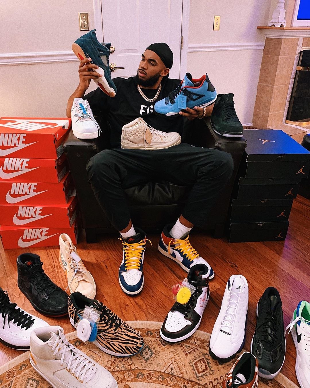 鞋圈大佬？Towns社媒曬出自己與多雙球鞋的合照-黑特籃球-NBA新聞影音圖片分享社區