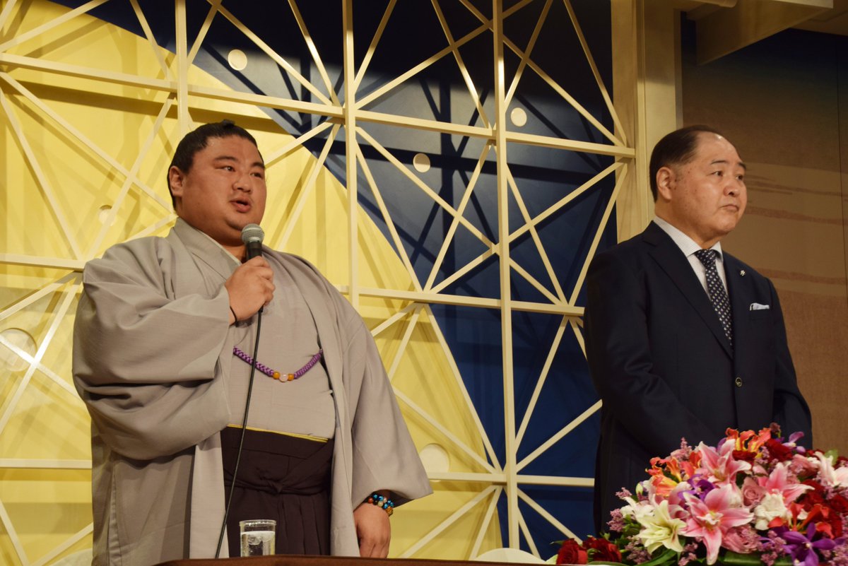 日本相撲協会公式 嘉風引退会見 最後に 師匠の尾車親方と記念撮影 Sumo 相撲 日本相撲協会公式 嘉風引退会見 最後に 師匠の尾車親方と記念撮影 Sumo 相撲