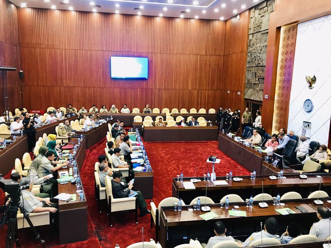 WikiDPR2's tweet photo. #kom4 Edhy P 
@Gerindra
 #sumsel1 membuka Raker dengan Menteri Pertanian dan Menteri LHK mengenai penyesuaian RK/KAL Tahun Anggaran 2020 pada pukul 10.56 WIB. Rapat dinyatakan terbuka untuk umum https://t.co/jp4U1ZFv6W