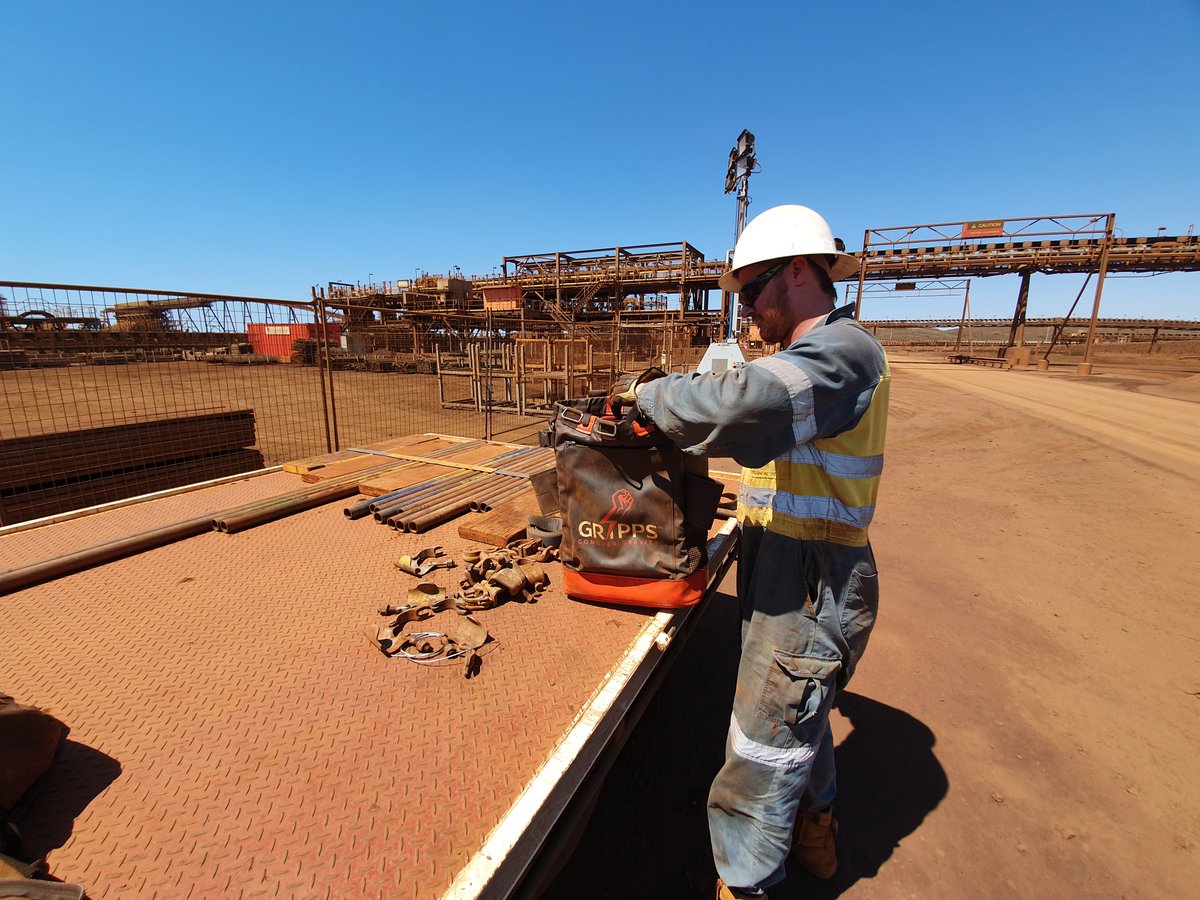 grippsglobal's tweet image. For a tough work environment, you need a tough bag. The GRIPPS Mule Bag happens to be the toughest one on the market. 

Showing up for work at Cape Lambert in Western Australia, find out more here: bit.ly/2ZXbWJU
#ConquerGravity✊