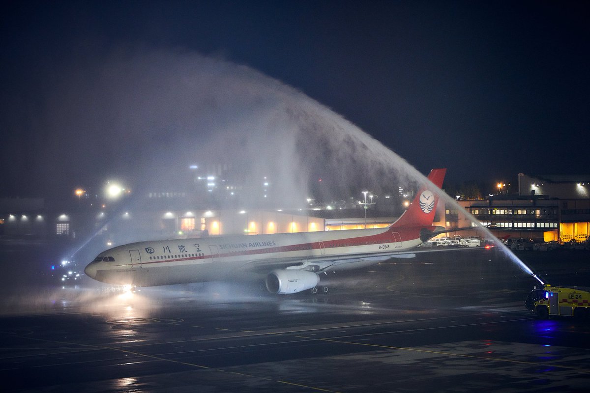 Finavia's tweet photo. Tervetuloa Suomeen ja Helsinki-Vantaalle, Sichuan Airlines! Ensilento Kiinan Chengdusta laskeutui tänään syksyiseen aamuun. Lue lisää uudesta yhteydestä: https://t.co/d2XySnyxhQ @SichuanAir #smoothtravelling https://t.co/VbBfdvRkNx
