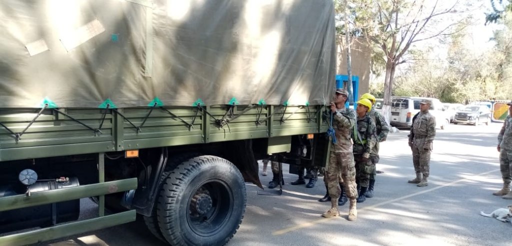 mindefbolivia's tweet photo. Defensa Civil Tarija despliega 100 efectivos de las unidades militares Chorolque y Padilla para sofocar el incendio en el sector Rincón La Victoria en Tarija #UnidadEnLaAdversidad https://t.co/MTMyhEbZqI