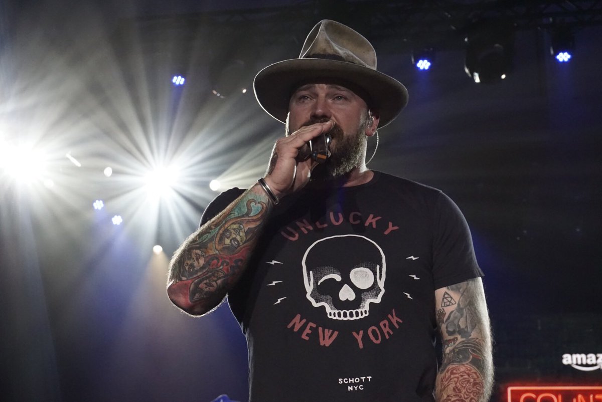 Throwback to the time I was taking pics of Zac and filmed myself fist bumping him.....then deleting it without a copy :/