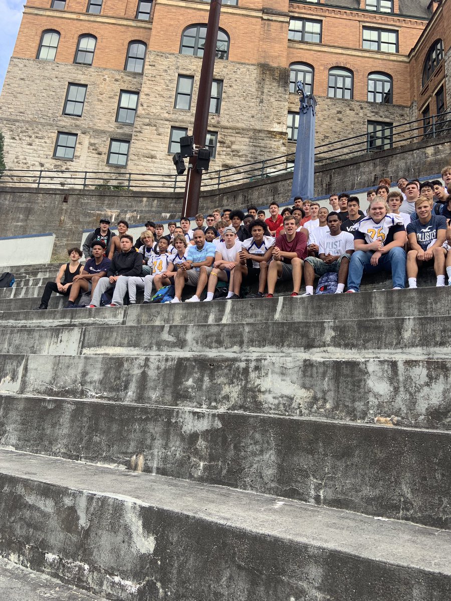 Everyone needs to be encouraged from time to time. Our Thursday Leadership Talks we bring successful leaders in the community to come speak life into our student-athletics. We are coaching for the 4 years they are in HS and for the 40 years after graduation 🎓 #TigerUp #Lifetime