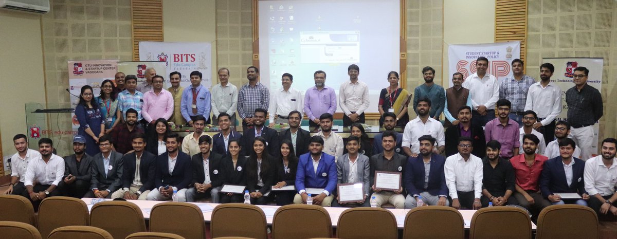 NikhilSuthar_'s tweet image. Teamwork makes the dream work 🙌🏻 #MondayMotivation #GISC #GTUStartupDemoDay 😊