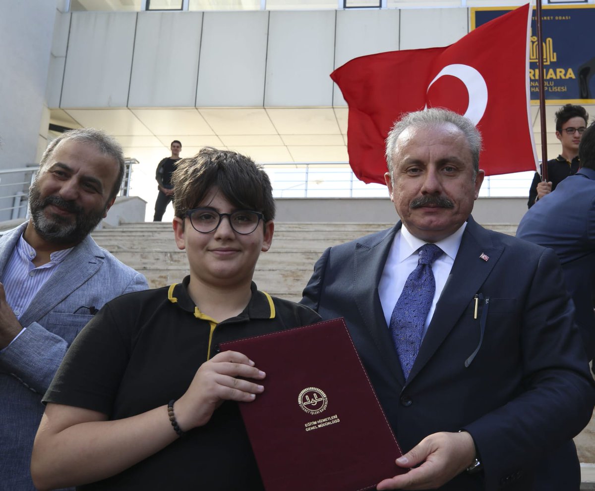 yilmaznazif's tweet photo. Örgün Eğitimle Birlikte Hafızlıkta Marmara AİHL/İHO'da 42 öğrencimiz TBMM Meclis Başkanımız Prof. Dr. Mustafa Şentop'un elinden hafızlık beratlarını aldılar. Aralarında Başkanımızın mahdumu Ömer Asım'ın da olduğu hafızlarımızı tebrik  ediyorum. Emeği geçenlere teşekkür ediyorum. https://t.co/ClS1nNiwmX