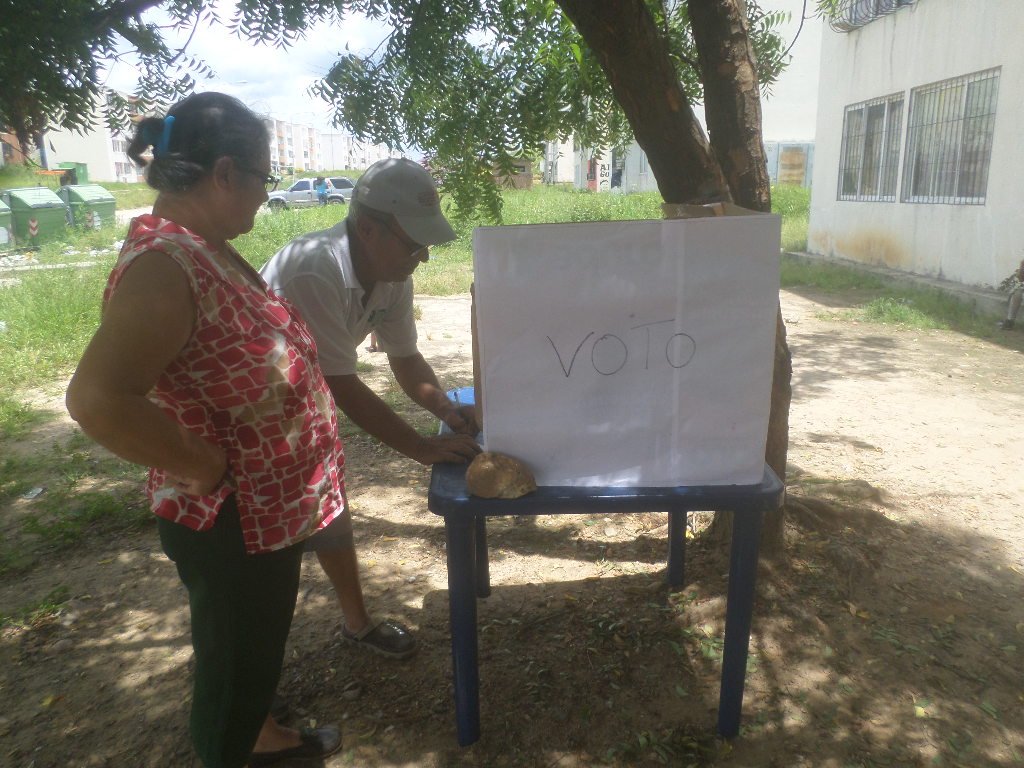 InfocomunalBA's tweet photo. #FiestaElectoral ¡¡¡Más firmes que nunca!!! vecinos del complejo habitacional “Ciudad Tavacare” actualizaron quince Consejos Comunales https://t.co/JCosqMi4ks