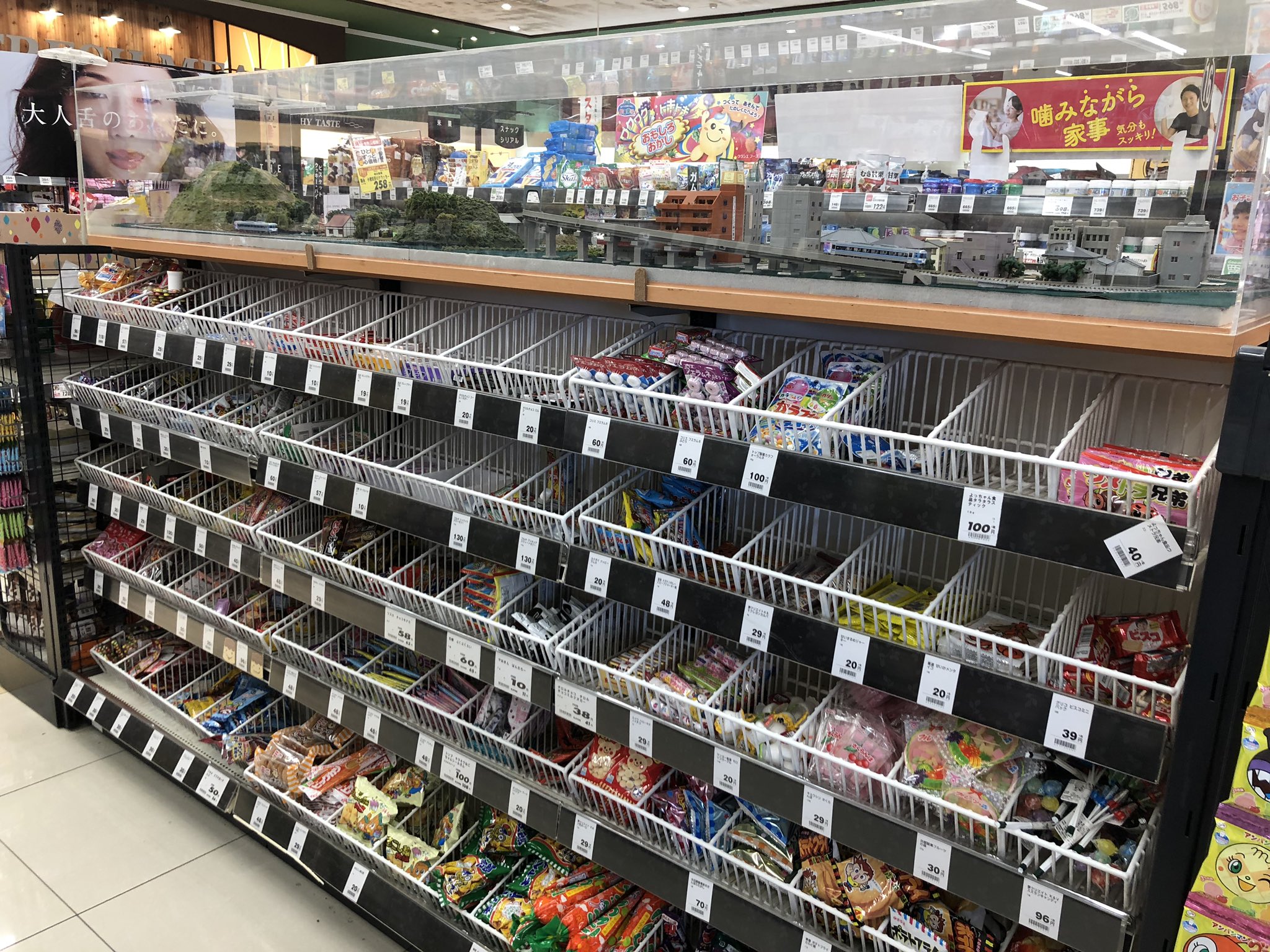 よっしー スーパーのお菓子売り場の上 レイアウトがある 笑 子供には見えない高さですね よっしー スーパーのお菓子売り場の上 レイアウトがある 笑 子供には見えない高さですね