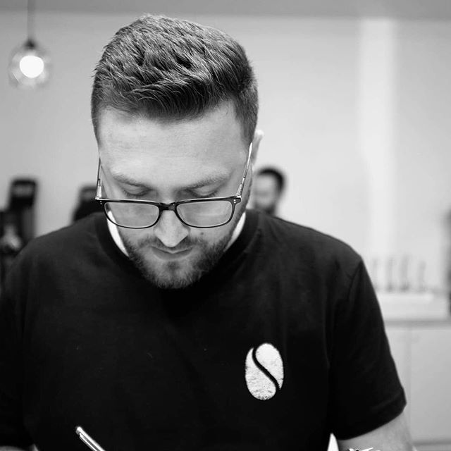 Robert_Brista's tweet photo. I tak, kolejne Mistrzostwa Polski Roasters za nami. Choć wynik mógłby się wydawać słabszy niż w zeszłym roku, to właśnie te mistrzostwa mnie nauczyły najwiecej. Bo choć kawy wyszły dużo lepiej niż się spodziewałem, Ethiopia najwyżej punktowana, a blend k… https://t.co/2yQfI2s8BN https://t.co/giF8EFsPXS