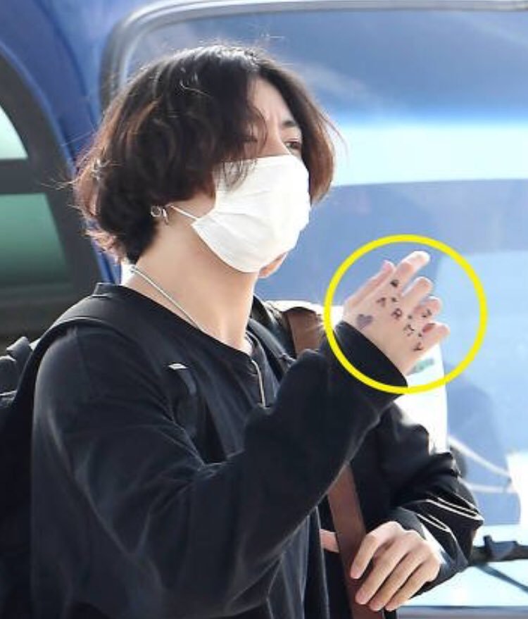 pao_de_agua's tweet photo. Claramente  podemos ver Jungkook   pintando a mão  de canetinha
E seokjin  é o dono da bighit https://t.co/56NxkpJpk5
