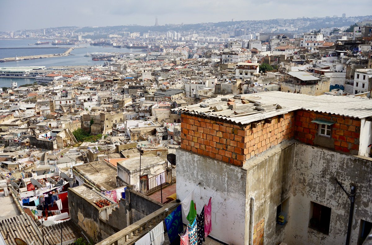 "Imagine si on avait eu les milliards qui ont servi à cette mosquée. Imagine la Casbah qu’on aurait. Imagine le travail qu’on aurait donné à nos enfants. Imagine nos hôpitaux, nos universités" Reportage sur la Casbah d'Alger qui s'écroule dans @mediapart mediapart.fr/journal/intern…