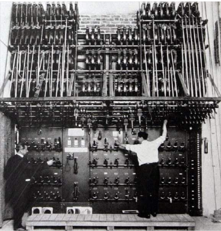 Ilumina tu camino con toda la luz que puedes desprender, a base de ilusión, perseverancia y un gran equipo. Seguimos trabajando para mostrarte contenidos y proyectos que marcan la diferencia. ¡Feliz Semana, Soñadores! - Pared de Luces, Teatro Fox, USA, 1929. #proyecta #crea