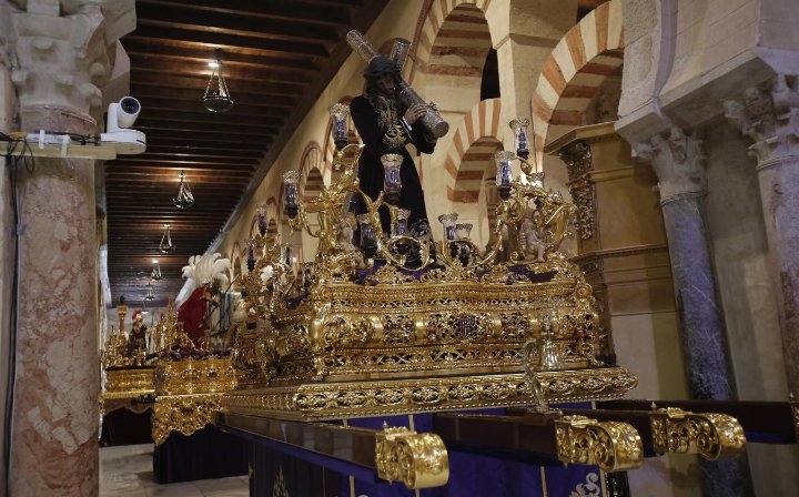 Maravillosas imágenes las que nos está dejando la Mezquita-Catedral desde el día de ayer, cuando comenzó la Magna Exposición "Por tu Cruz Redimiste al Mundo"

Impresionante el poder ver tantas devociones bajo las naves de la Mezquita-Catedral.