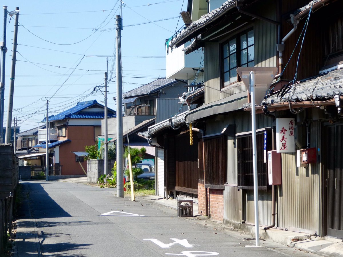 まっち 一宮市浅井町 メインストリートから少し奥に入った路地裏にも味わい深い光景が残っている ちなみにレトロな町名表示板に書かれている 大乗町 は1933年から1973年まで存在した旧町名で 現在の桜1 2丁目あたりに相当する