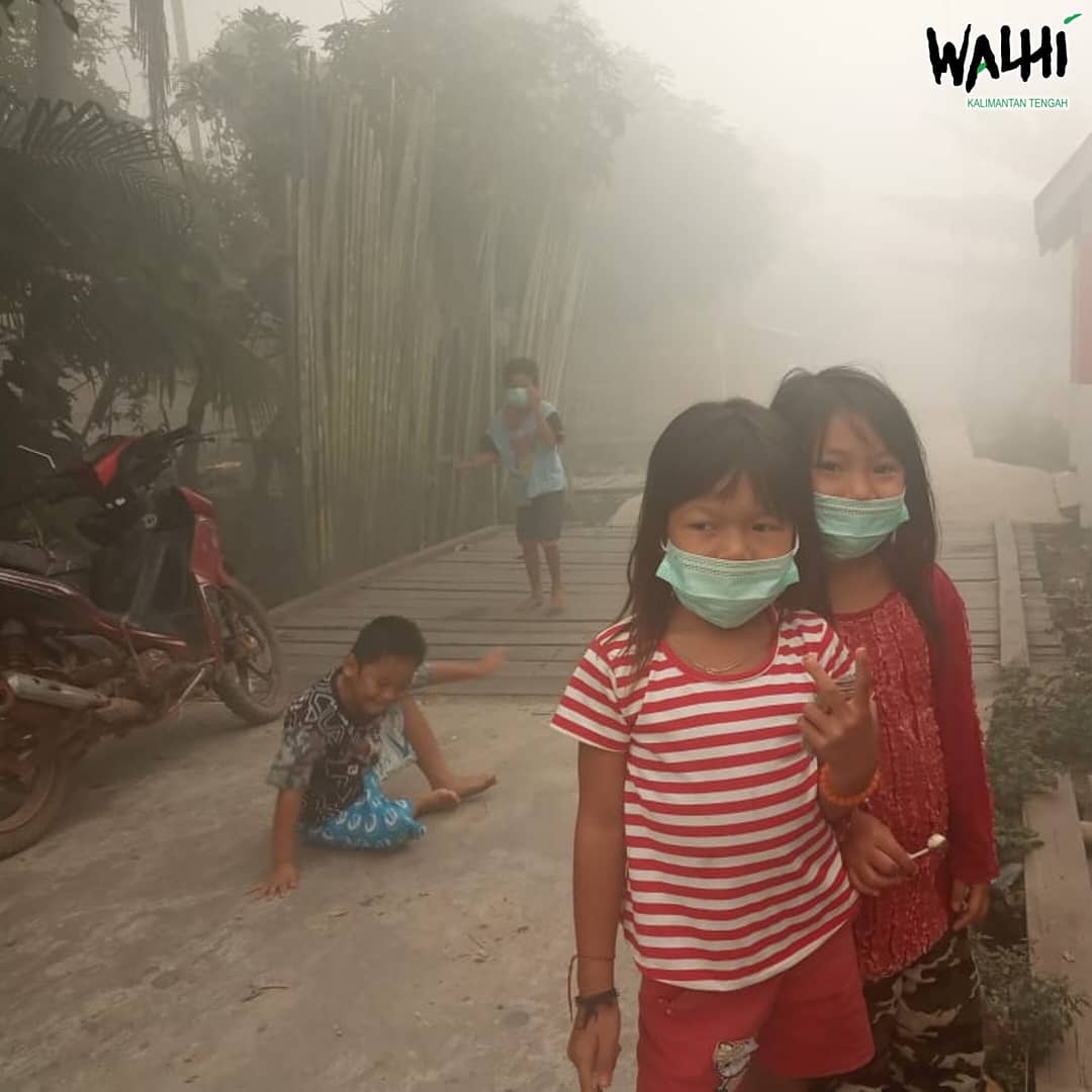 Kualitas udara di Kabupaten Kapuas, tepatnya Desa Mantangai Hulu, saat ini juga turut memburuk (15/9/2019). Asap tebal mulai mengganggu aktifitas warga di luar ruangan. Semakin sulit bagi warga untuk bernapas, apalagi menghirup udara bersih