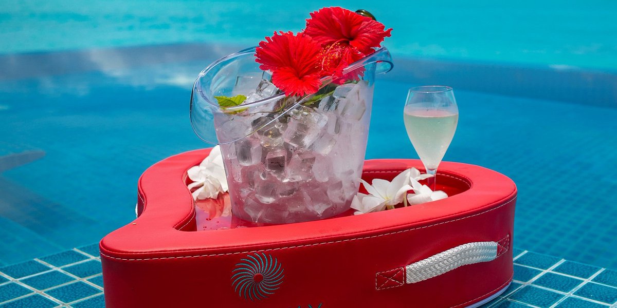 hideaway_beach's tweet photo. Soak up in the sun and keep your bubbly nearby as you enjoy pool time and the view of the ocean.
#HBRmaldives #beverage #drinks #pool #travel #holiday #view #floatingtray #MondayMood #Beach https://t.co/bteNATj3AQ
