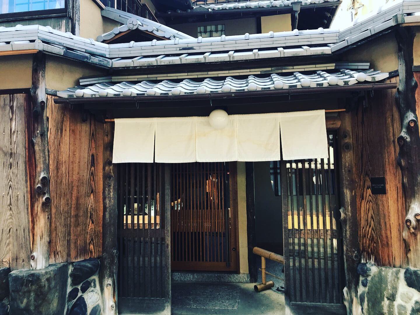 ジロウ 求人バニラトラックが白黒モノトーンでポールスミスが町家の京都では スタバにいたってはこのありさまである 営業中 T Co Nofi9ihsn6 Twitter