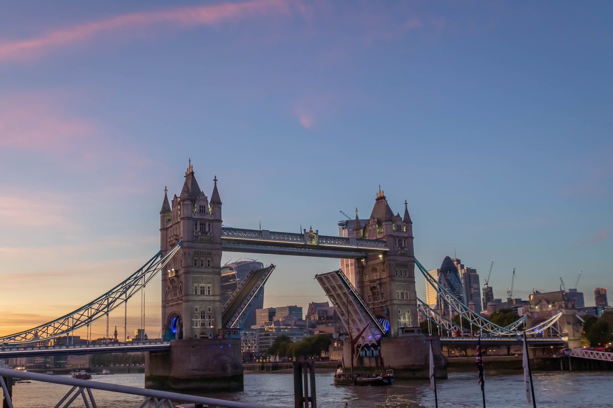 ldnexec's tweet photo. Tower Bridge lifting at sunset. #WexMondays #notlondonbridge #towerbridge .@MetroUK .@BBCWthrWatchers .@standardnews #fsprintmondays https://t.co/i21LOkWkGA