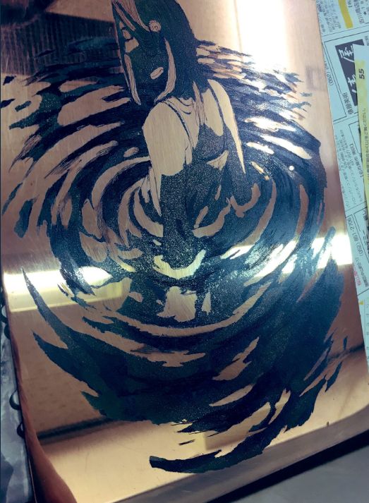 【銅版画について4】制作過程その3。インク詰め、プレス。インクの拭き取りが経験が必要で、刷り師さんもいるくらいだからやっぱり難しい。写真はインクを敷いたところ→拭き取り完了。 