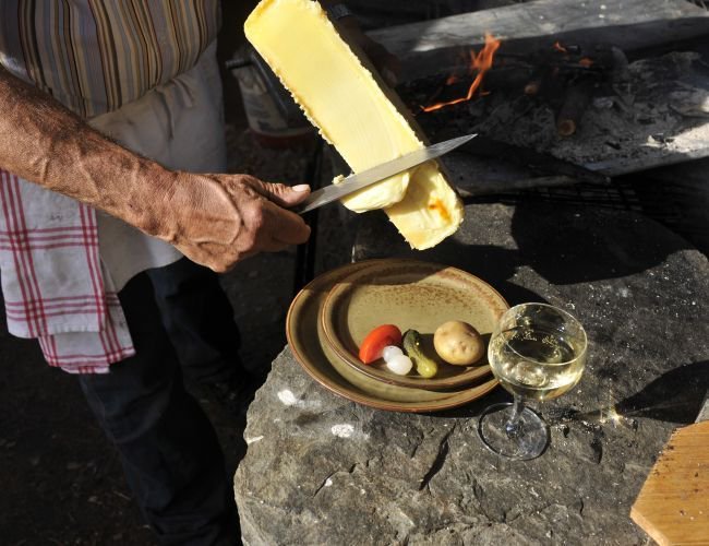 STMediaCH's tweet photo. Käsefreunde! Das Dorf #LeChable im #ValdeBagnes ist der Raclette-Hauptort der Schweiz!
Die besten Raclette& Alpkäseproduzenten laden zum Degustieren ein! Zugabe: Kulinarikmarkt! 22.-22.9.19. @valaiswallis @verbier4Vallees @MartignyTourism
https://t.co/dYwgkq4B8r https://t.co/gtfGJNVhcC