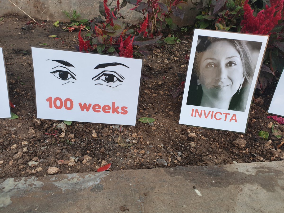occupyjusticema's tweet photo. #MemorialWatch #100weeks
Only *10 DAYS* LEFT for #publicinquiry, @JosephMuscat_JM. It has been 100 weeks since you declared that "no stone will be left unturned" to discover who wanted #DaphneCaruanaGalizia dead. What's the hold up? Someone breathing down your brass neck? https://t.co/bdORFIbWbz