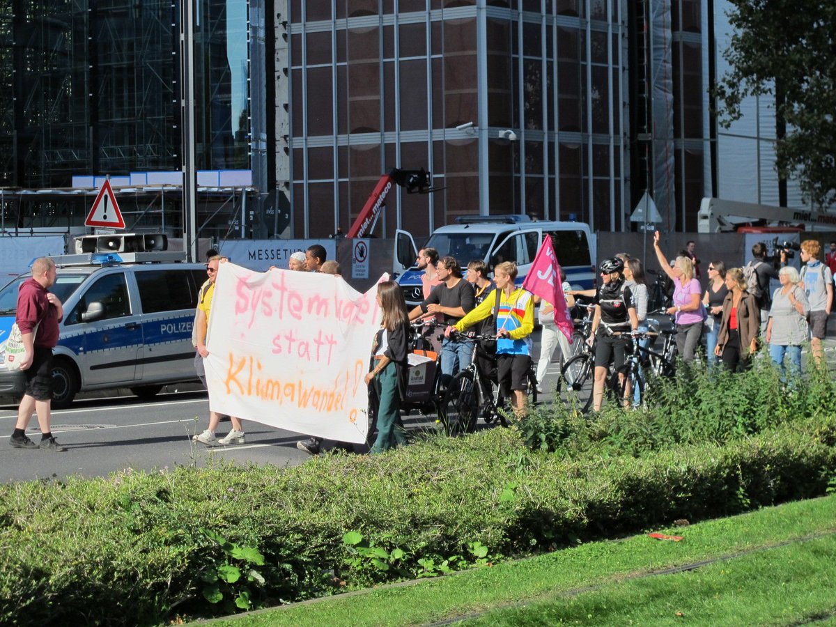 JuliaKrohmer's tweet photo. Rückblick auf die gestrigen #DebatesforFuture von @s4f_ffm vor der #IAA2019, hochkarätiges wissenschaftliches Begleitprogramm zu #SandImGetriebe.
Morgenbriefing, Rednerliste, wachsender Zulauf, Solidemo kommt vorbei.
#Verkehrswende #Aussteigen #wirhabendieFakten @sciforfuture https://t.co/aQIvyLC1Xw