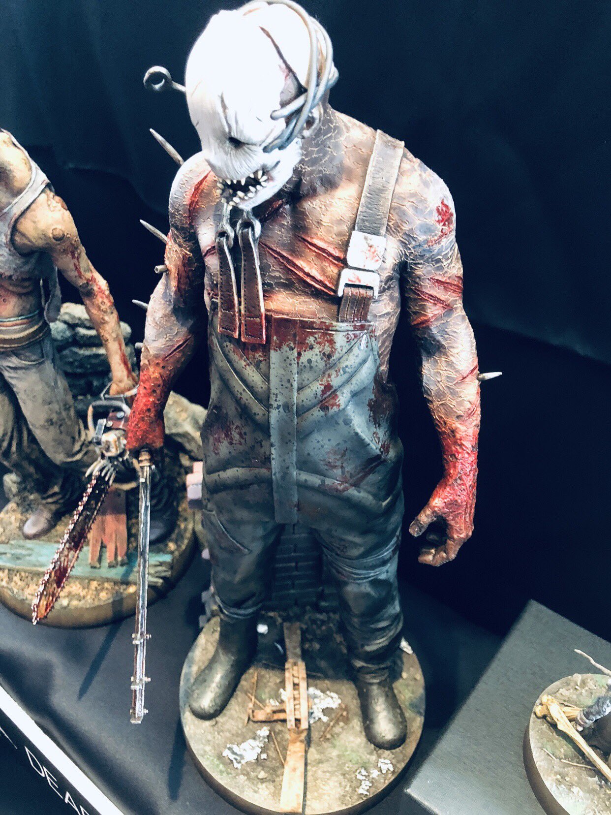 柏木べるくら Dbdファンミーティングでフィギュアが展示されてましたがかなり精巧でリアルでした 小物へのこだわりも凄いし 普段じっくり見ないキラーのディテールを観察出来て楽しい 素晴らしい造形です トーテムもぎりたい T Co Pd8zaxbws8