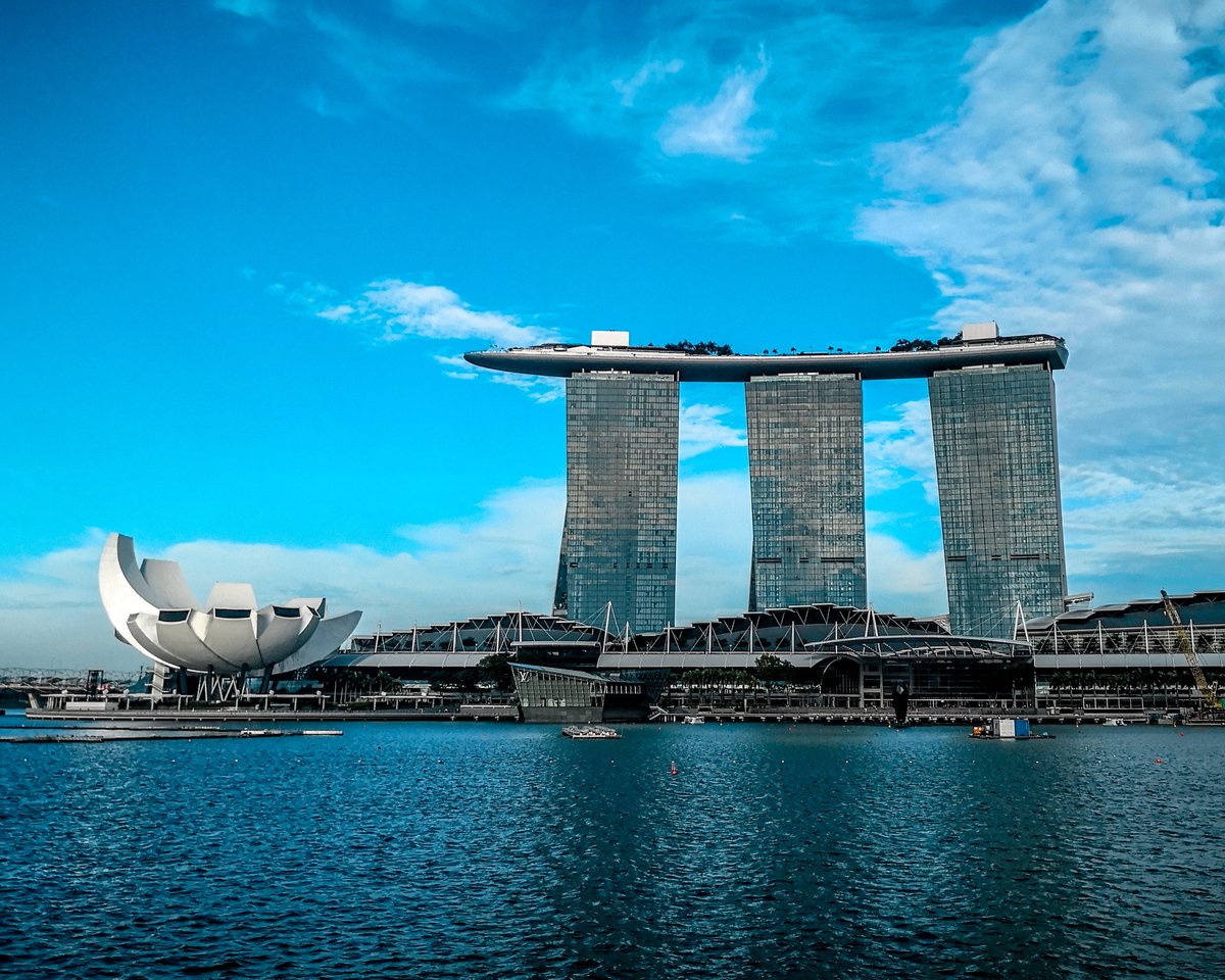 alkamilbooking's tweet photo. #MarinaBaySands, #Singapore - located on the Marina Bay waterfront. The design of this building is inspired by a house of cards; two playing cards leaning against each other to form a triangle and a flat of one’s hand is placed which exerts a little pressure. https://t.co/8mxFiL15Ay