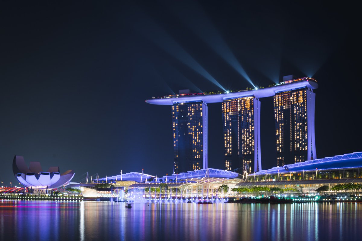 alkamilbooking's tweet photo. #MarinaBaySands, #Singapore - located on the Marina Bay waterfront. The design of this building is inspired by a house of cards; two playing cards leaning against each other to form a triangle and a flat of one’s hand is placed which exerts a little pressure. https://t.co/8mxFiL15Ay