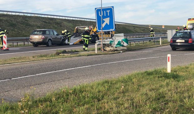 Auto knalt tegen vangrail op Afsluitdijk DEN OEVER Zaterdagavond omstreeks 18:15 uur is een auto tegen de vangrail gebotst. Dat gebeurde op de Afsluitdijk (A7) vanuit Noord-Holland. Ter hoogte van de afrit met... twib.in/l/8LMjBoK7e6aq via <a href="/WieringerCournt/">WieringerCourant.nl</a>